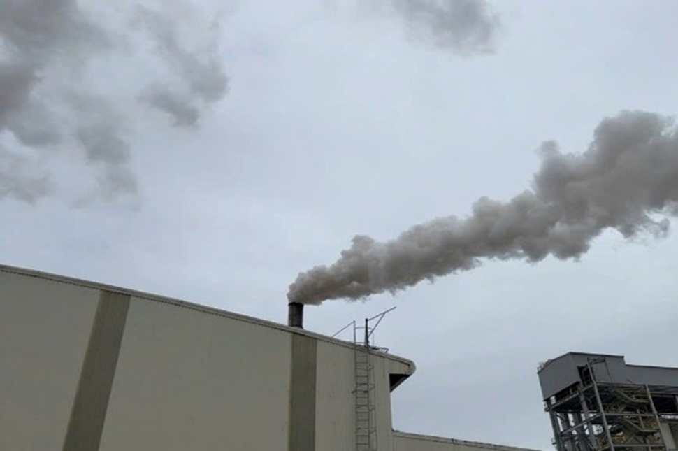 Cơ quan chức năng phát hiện hành vi xả khí thải vượt quy chuẩn kỹ thuật môi trường. Ảnh: Công an