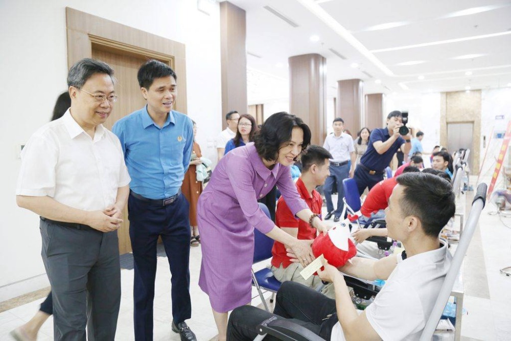 グエン・ティ・リエン・フオン準教授・博士、保健省次官が献血に参加する労働者に献血のマスコットを贈呈。写真:クイン・チ