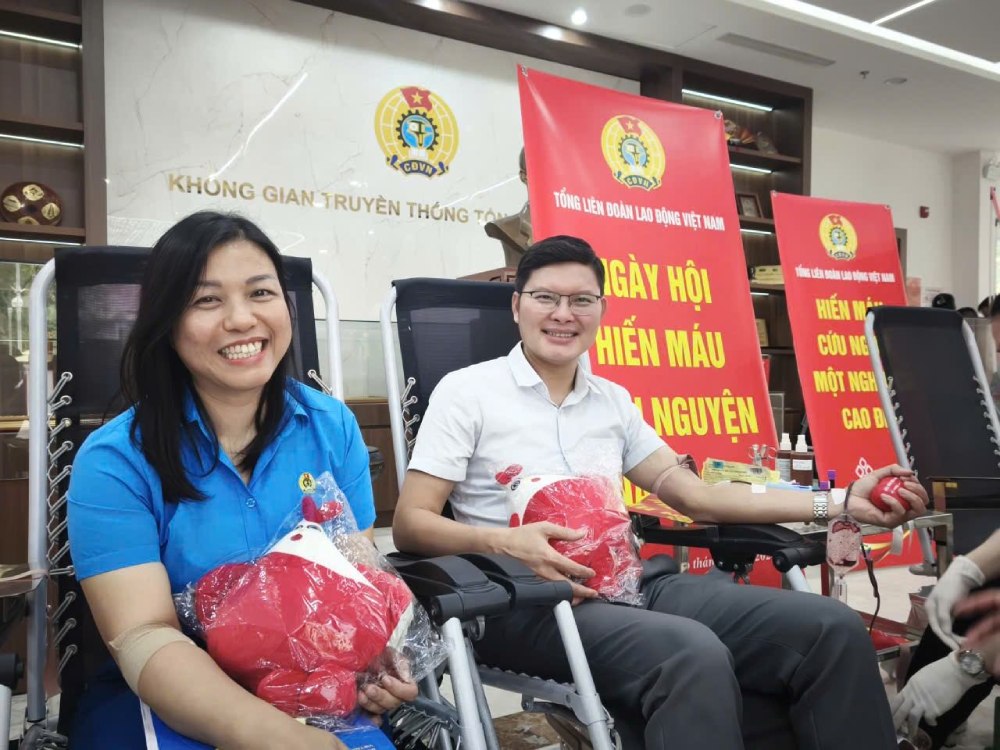 Cán bộ công chức, viên chức, người lao động trực thuộc Tổng Liên đoàn Lao động Việt Nam tham gia hiến máu. Ảnh: Quỳnh Chi 