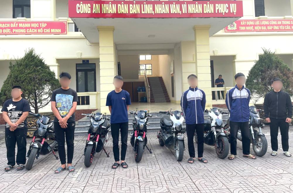 Grupo de estudiantes procesados por cambiar la estructura y la potencia de las motocicletas eléctricas potencialmente inseguras. Foto: Policía de Ha Tinh