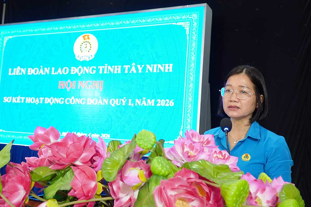 Phó Chủ tịch Liên đoàn Lao động tỉnh Tây Ninh Phạm Thị Quyên phát biểu tại hội nghị. Ảnh: Kim Hoàng