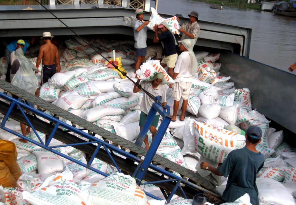 Việc phối trộn với than sinh học góp phần tích cực hiệu quả kinh tế trong bối cảnh giá phân bón tăng do ảnh hưởng biến động thế giới. Ảnh: Thanh Mai