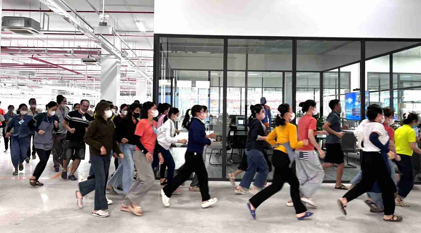 Officials and workers are guided to move to escape when a fire incident occurs. Photo: Hung Yen Provincial Police