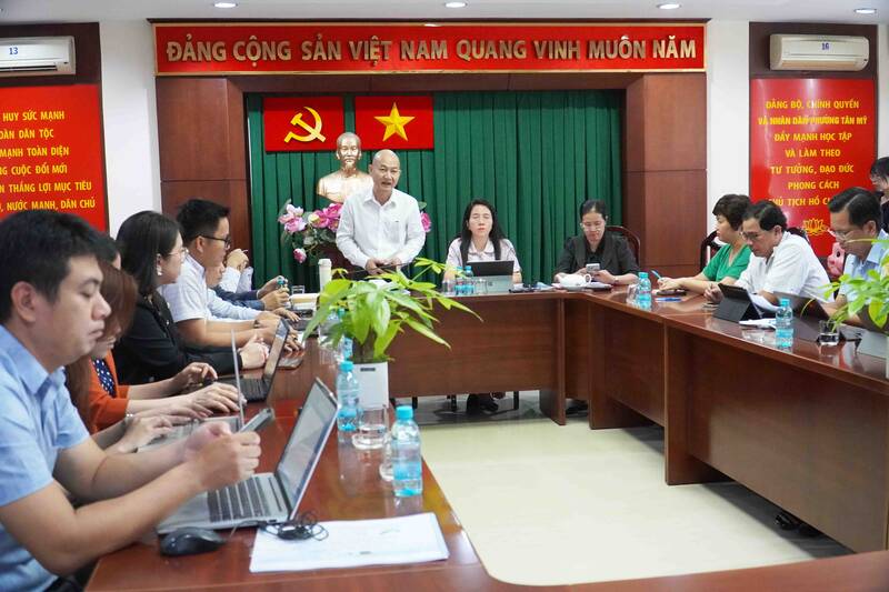 Sở Công thương TPHCM cùng UBND phường Tân Mỹ họp triển khai ứng dụng hệ thống ” Tick xanh trách nhiệm” để quản lý chất lượng suất ăn ở trường học. Ảnh: Lê Bảo