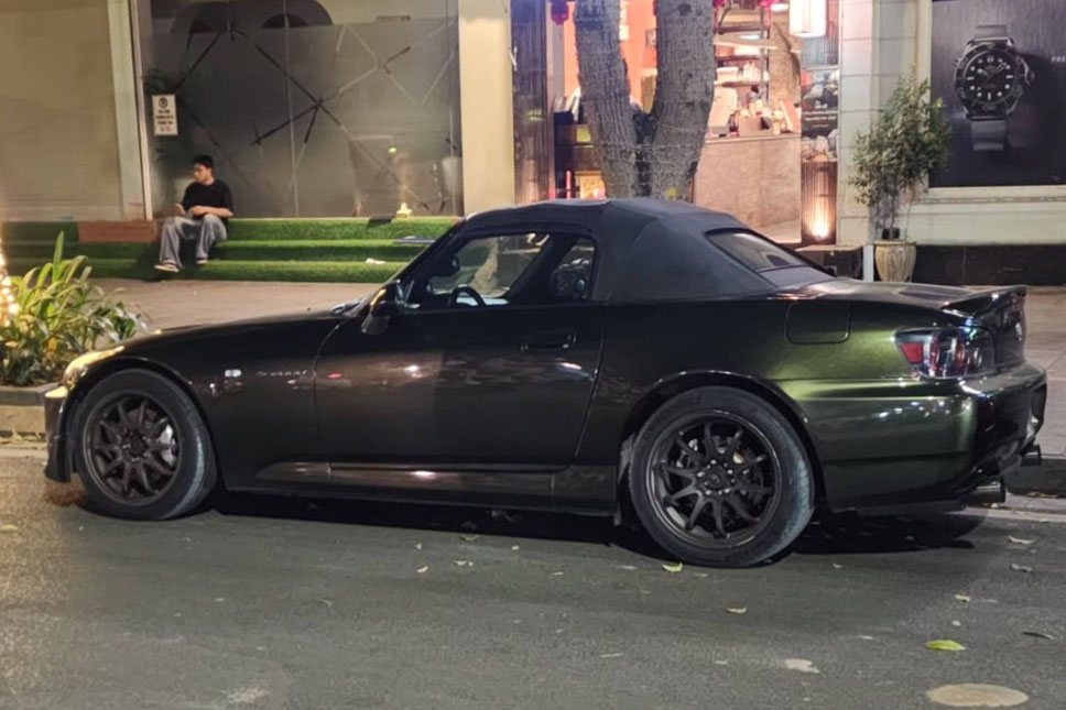 A rare green Honda S2000 appears on the streets of Hanoi. Photo: Minh Long