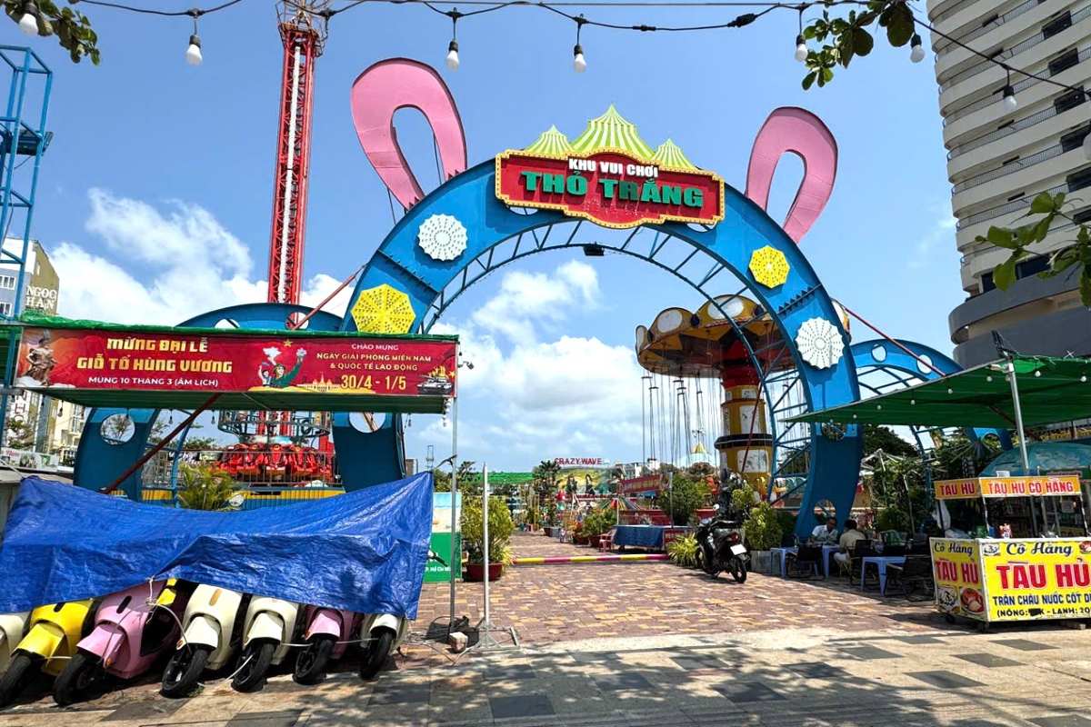 El parque infantil fue requerido por el Comité Popular del barrio de Tam Thắng para suspender temporalmente sus operaciones porque no cumplía con todas las condiciones según las regulaciones. Foto: Hoàng Hường