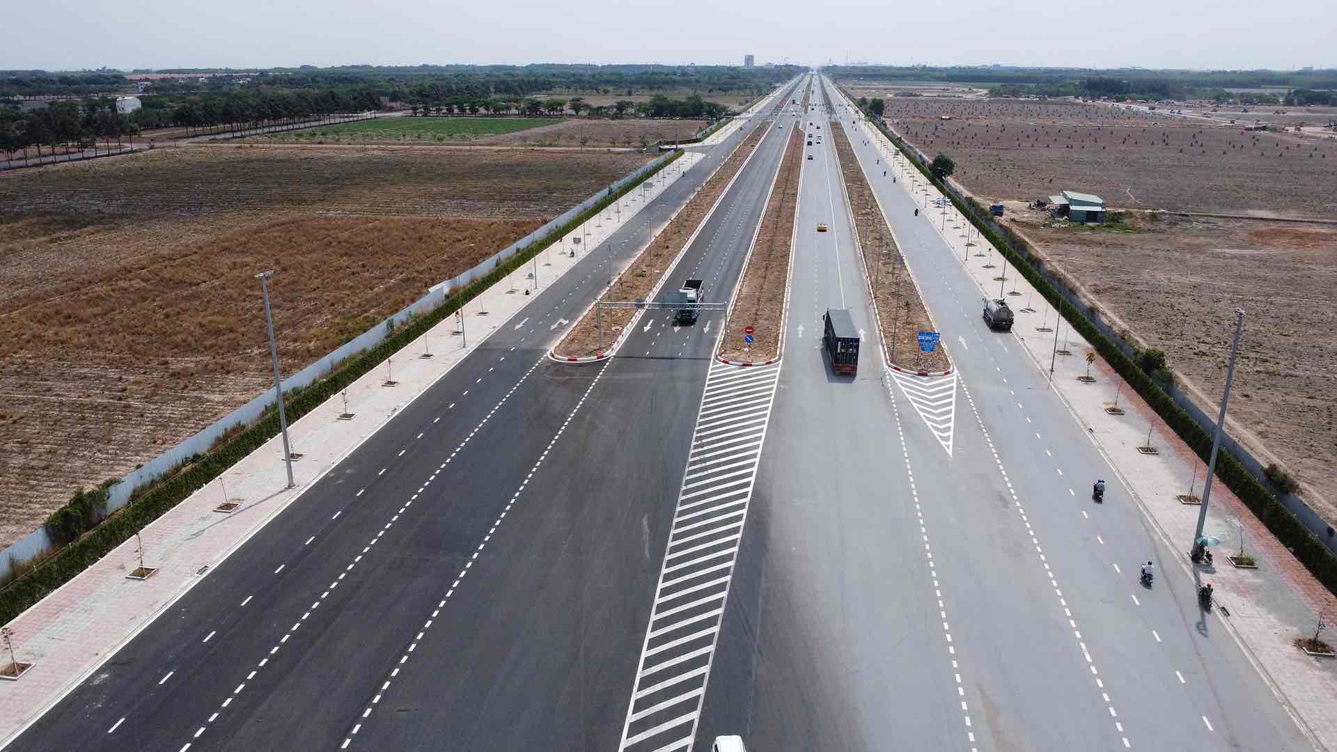 Road 25B (Ton Duc Thang) with 10 lanes connecting Dong Nai with Ho Chi Minh City. Photo: HAC