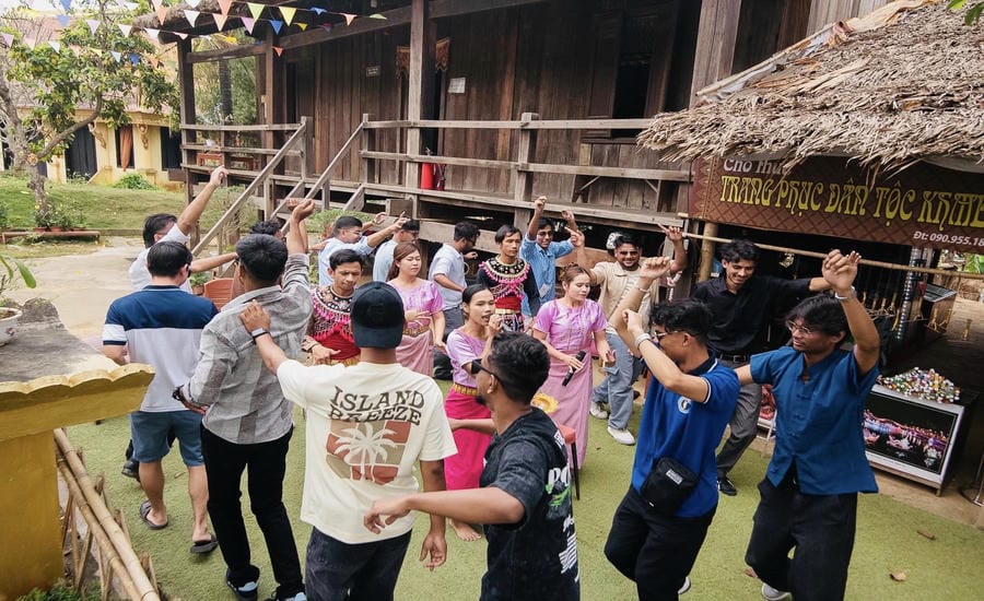 A delegation visiting from Girijananda Chowdhury University (India) interacts with Khmer people at the Village of Culture - Tourism of Vietnamese Ethnic Groups. Photo: Pham Huong