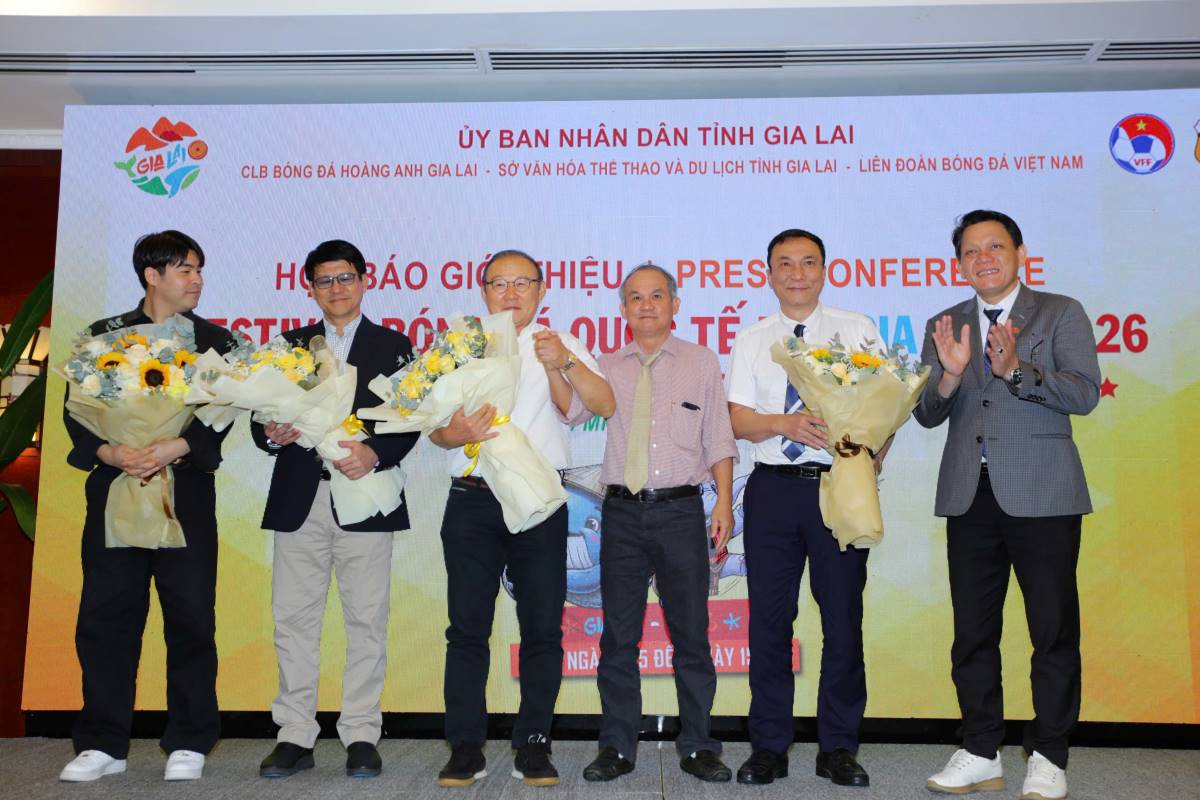 Bau Duc and members of the organizing committee, guests at the press conference announcing the U14 Gia Lai International Football Festival 2026. Photo: Huu Pham