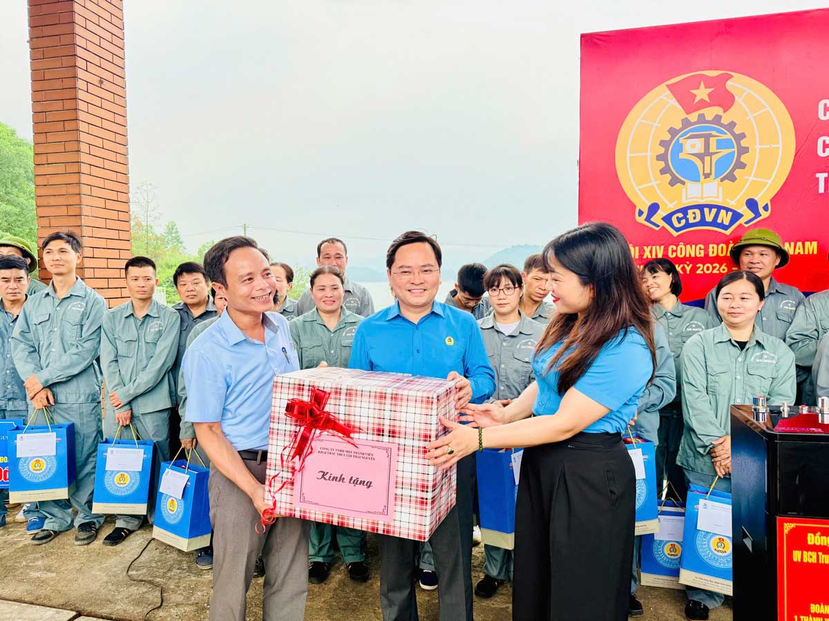 Chủ tịch Tổng Liên đoàn Lao động Việt Nam Nguyễn Anh Tuấn tặng quà cho đoàn viên có hoàn cảnh khó khăn tại Công ty TNHH MTV Khai thác Thủy lợi Thái Nguyên. Ảnh: Việt Bắc