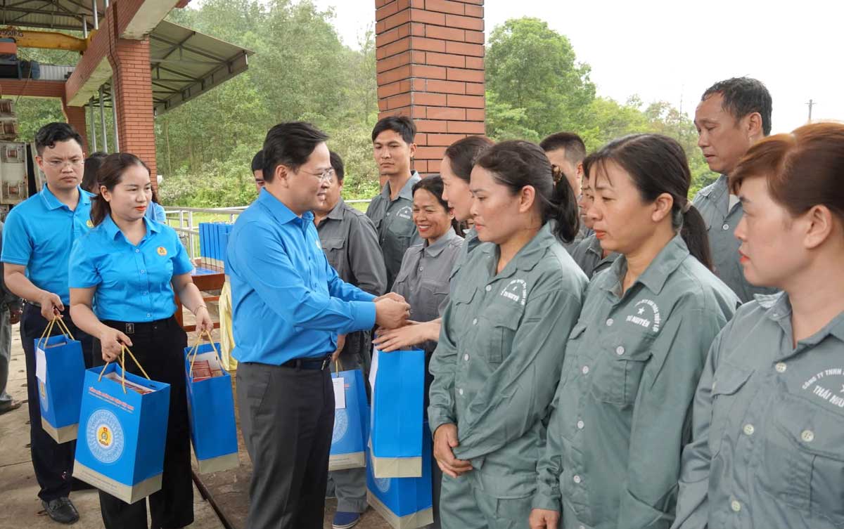 Chủ tịch Tổng Liên đoàn Lao động Việt Nam Nguyễn Anh Tuấn thăm hỏi, động viên công nhân lao động. Ảnh: Việt Bắc