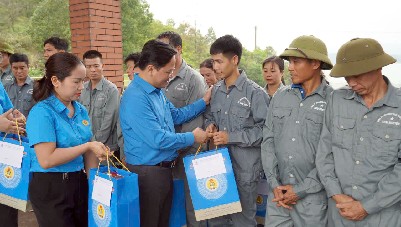Chairman of the Vietnam General Confederation of Labor Nguyen Anh Tuan presents gifts to workers in difficult circumstances in Thai Nguyen. Photo: Viet Bac