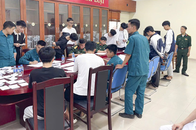 Ciudadanos varones de 17 años en la comuna de Gia Lam (Hanoi) registran el servicio militar por primera vez. Foto: TTĐT comuna de Gia Lam