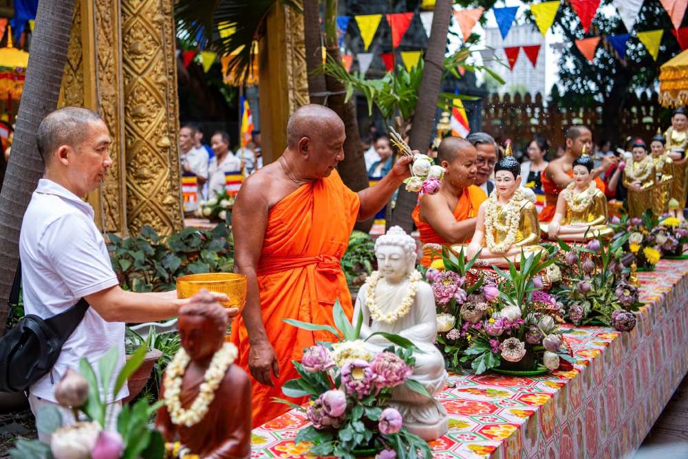 ホーチミン市の中心部で賑わうチョール・チュンナム・トゥメイのテトの雰囲気。写真:タイ・バオ