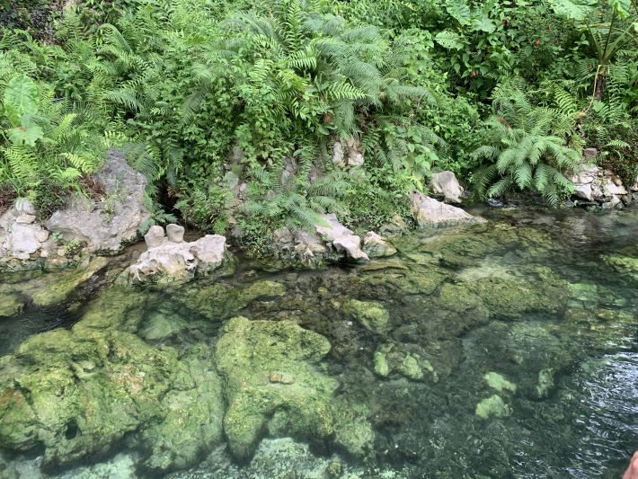 Nước suối khoáng tự nhiên trong vắt. Ảnh: Ý Yên