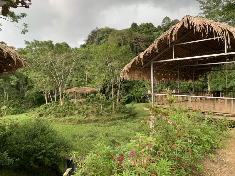 Cơ sở vật chất phục vụ du khách tắm suối còn đơn sơ, chủ yếu là các lán trại dựng bên suối và các homestay cách đó vài trăm mét. Ảnh: Ý Yên