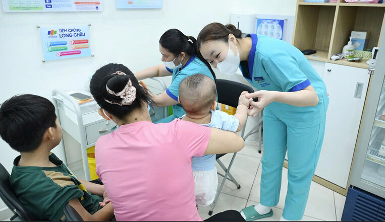 Hot weather creates an environment for many infectious diseases to increase, which can cause children to have high fever. Photo: Long Chau provided