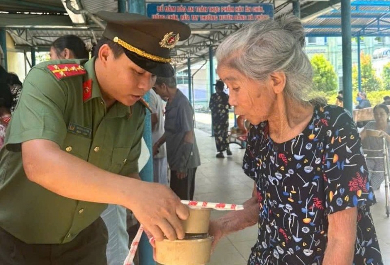 Công an xã Thăng Bình, Đà Nẵng trao 300 bữa ăn nhân ái cho bệnh nhân  