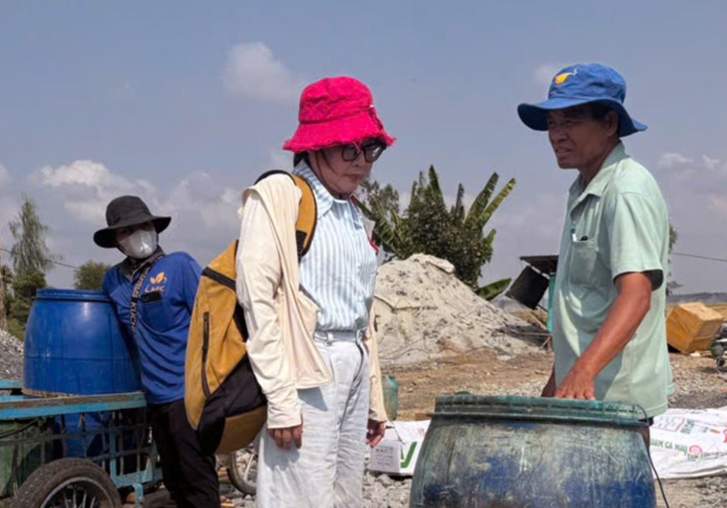 TS Nguyễn Thị Ngọc Trúc đang trao đổi với nhà nông vùng đệm Vườn Quốc gia Tràm Chim, ứng dụng phun vi sinh xử lý rơm rạ thay cho tập quán đốt đồng. Ảnh: TS Trần Triết 