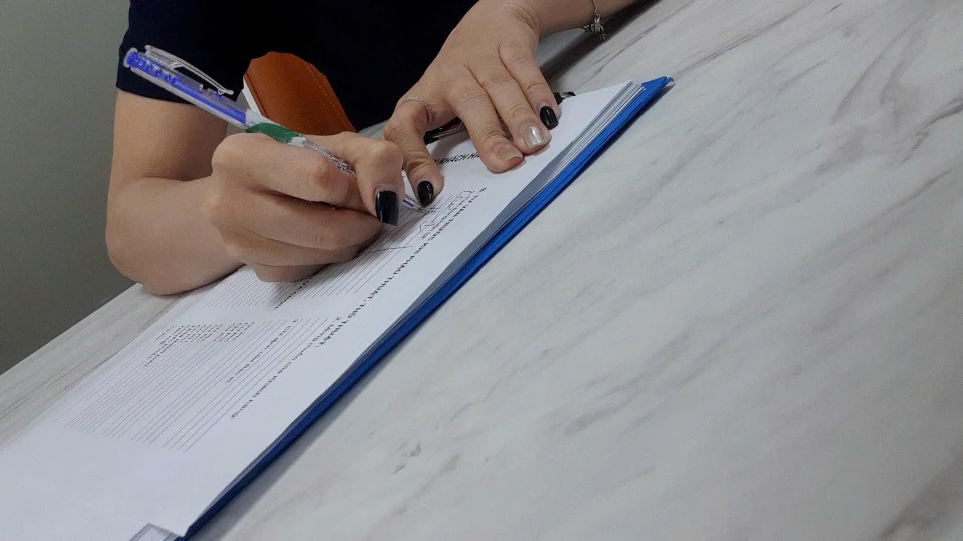 Employees of a beauty salon advise reporters on beauty treatments from stem cells. Photo: PV Group