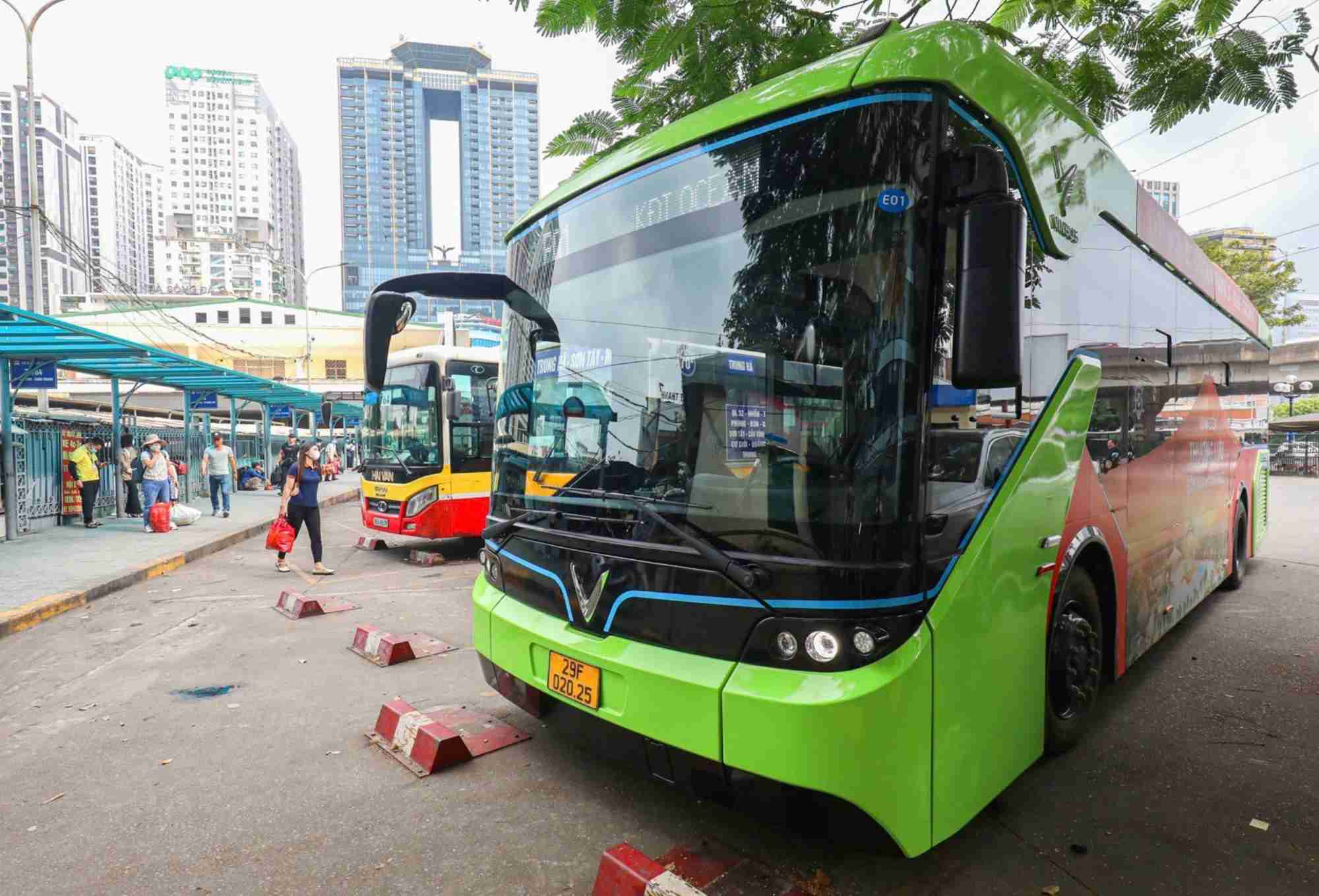 Hanoi strengthens the deployment of more electric bus routes. Photo: Xuyen Dong