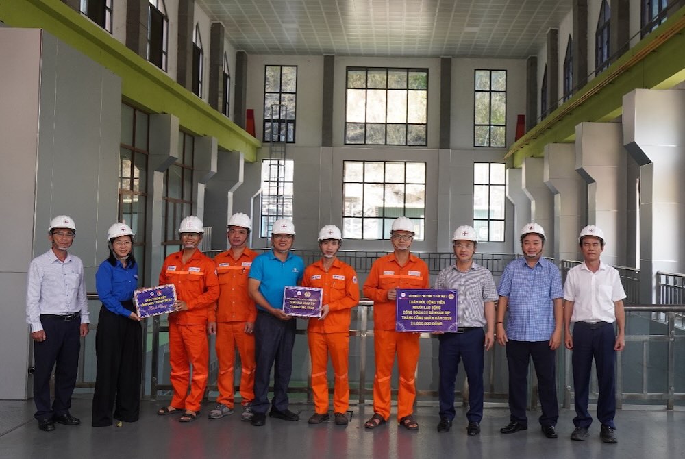 EVNGENCO2 leaders give gifts to employees of Quang Tri Hydropower Company. Photo: Han Nguyen