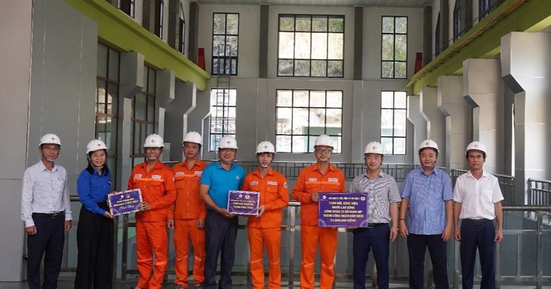 Tặng quà công nhân thủy điện, điện gió trong Tháng Công nhân