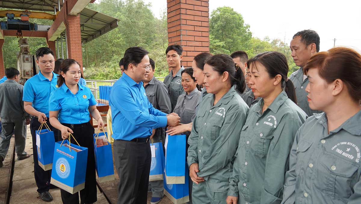 Chủ tịch Tổng LĐLĐVN cùng đoàn công tác đã thăm, tặng quà công nhân, người lao động Công ty 