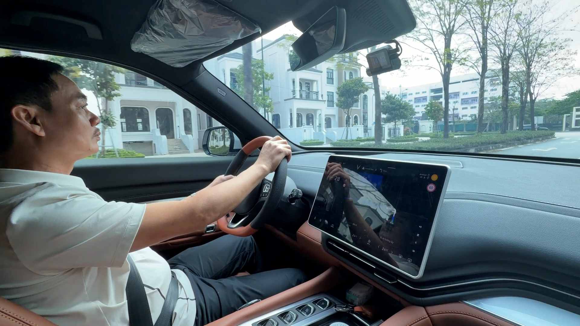 Fuel saving spreads from the habits of each family to the adaptation and transformation efforts of transport businesses. Photo: Duong Anh