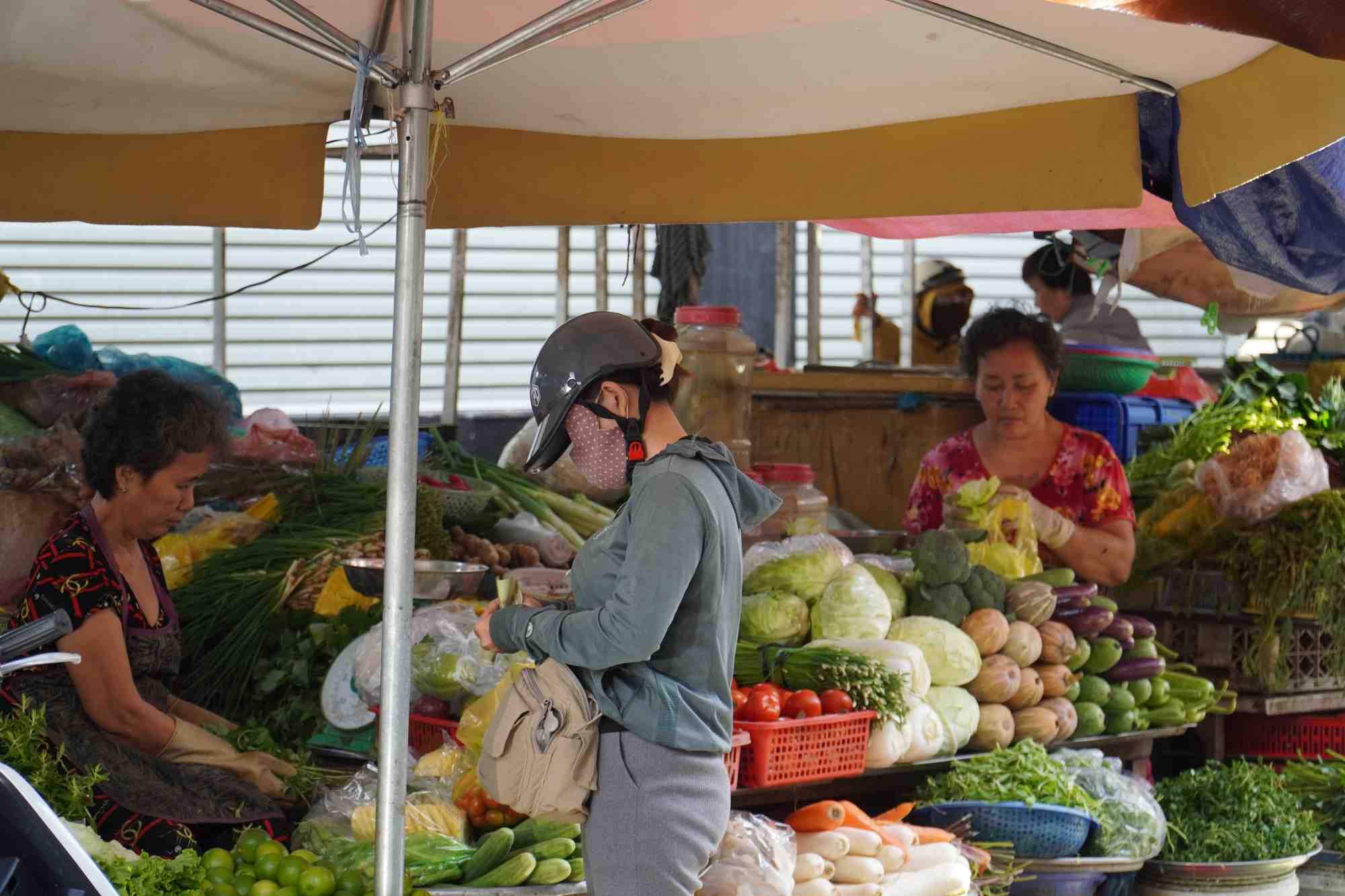 商品の供給が豊富になり、輸送コストの低下に伴い価格が下落し、小規模トレーダーと購入者にとって有利になっています。写真:ゴック・レ