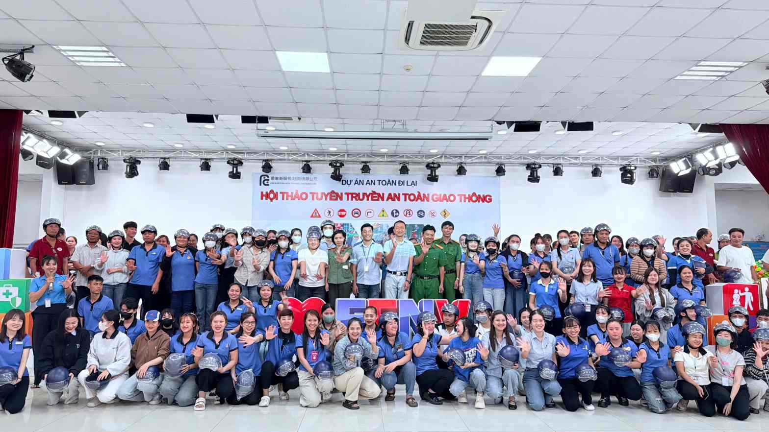 Các hoạt động được tổ chức nhằm hình thành thói quen tham gia giao thông an toàn trong người lao động. Ảnh: CĐCS cung cấp