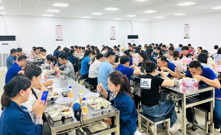 The grassroots trade union of Kersen Technology Co., Ltd. (Vietnam) supports chilled fruit milk for all officials and employees in the summer. Photo: Ngoc Anh