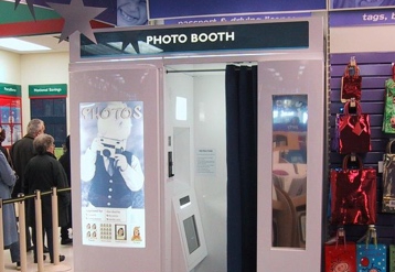 Operating model of photobooth stations. Photo: Hanoi Police