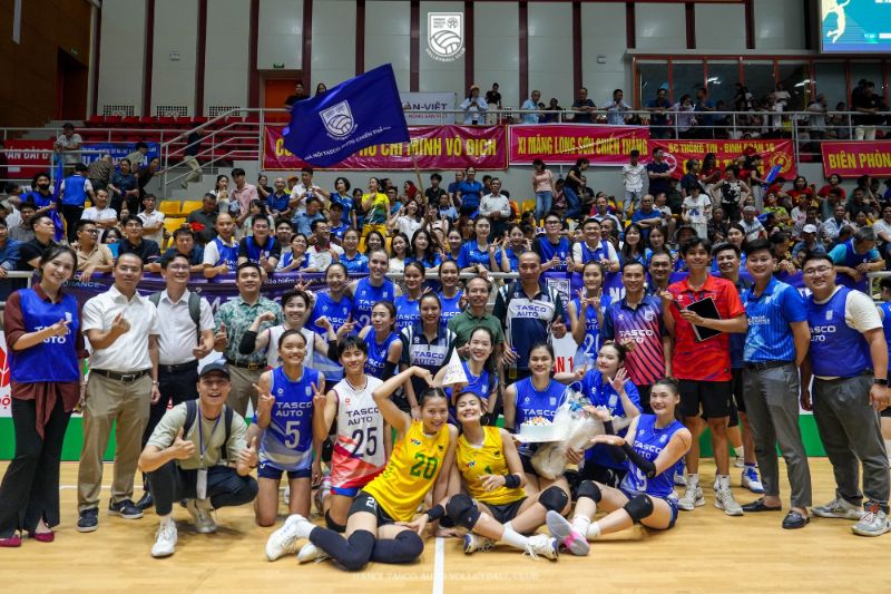 Câu lạc bộ Hà Nội chúc mừng sinh nhật chủ công Như Quỳnh. Ảnh: Bóng chuyền Việt Nam