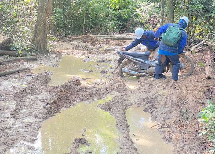 Có đoạn xe không thể đi tiếp, tất cả phải đi bộ gần 30km để khảo sát vị trí turbine. Ảnh: T&T Group