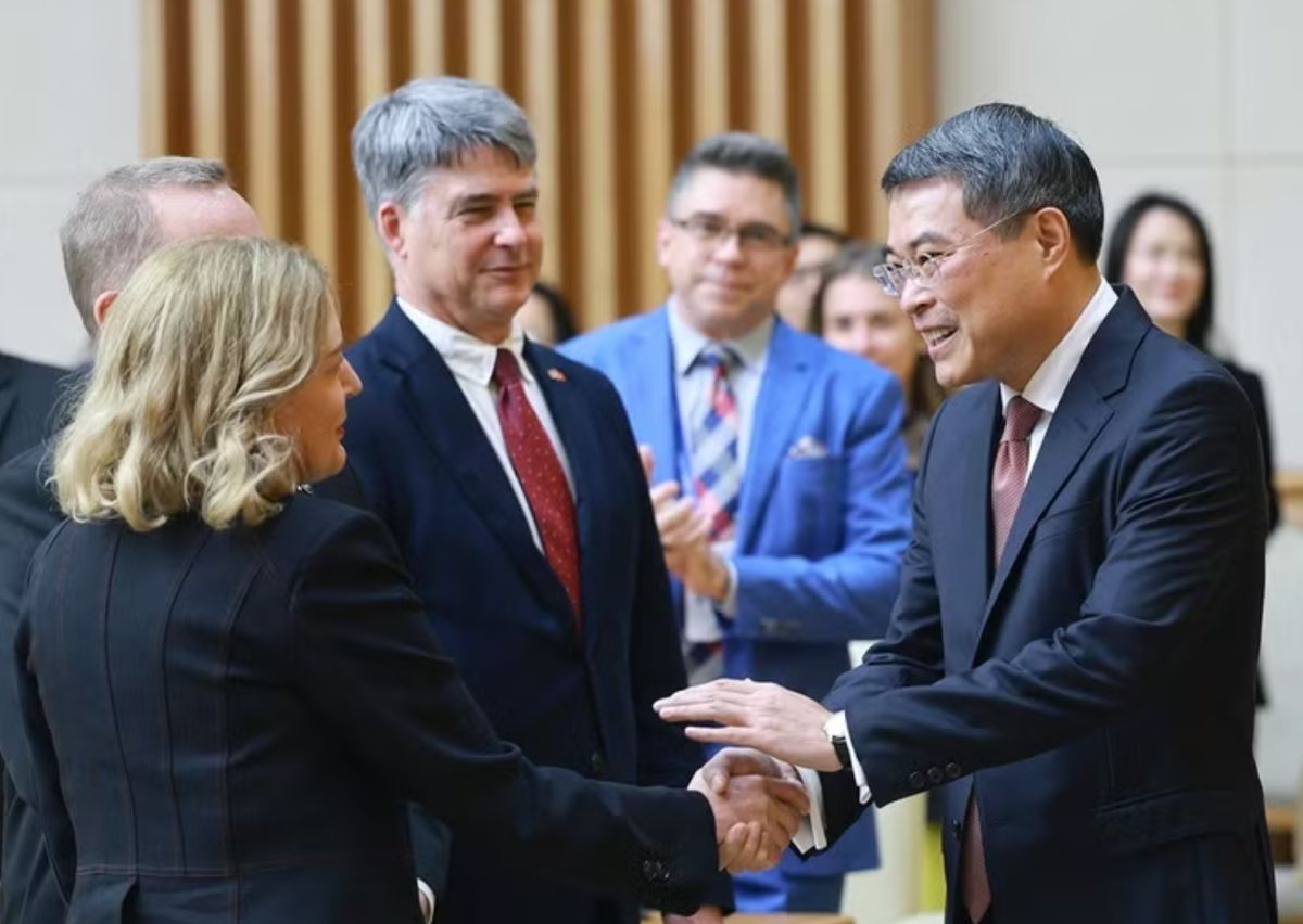 Politburo Member, Prime Minister Le Minh Hung works with a delegation of 52 leaders of the US-ASEAN Business Council. Photo: VNA