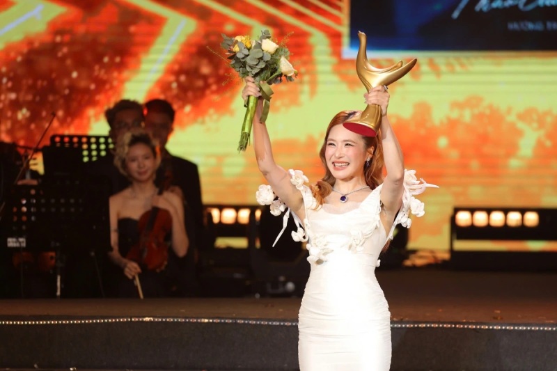 Singer Huong Tram receives the "Album of the Year" award at the Cong Hien 2026 Awards Ceremony. Photo: BTC