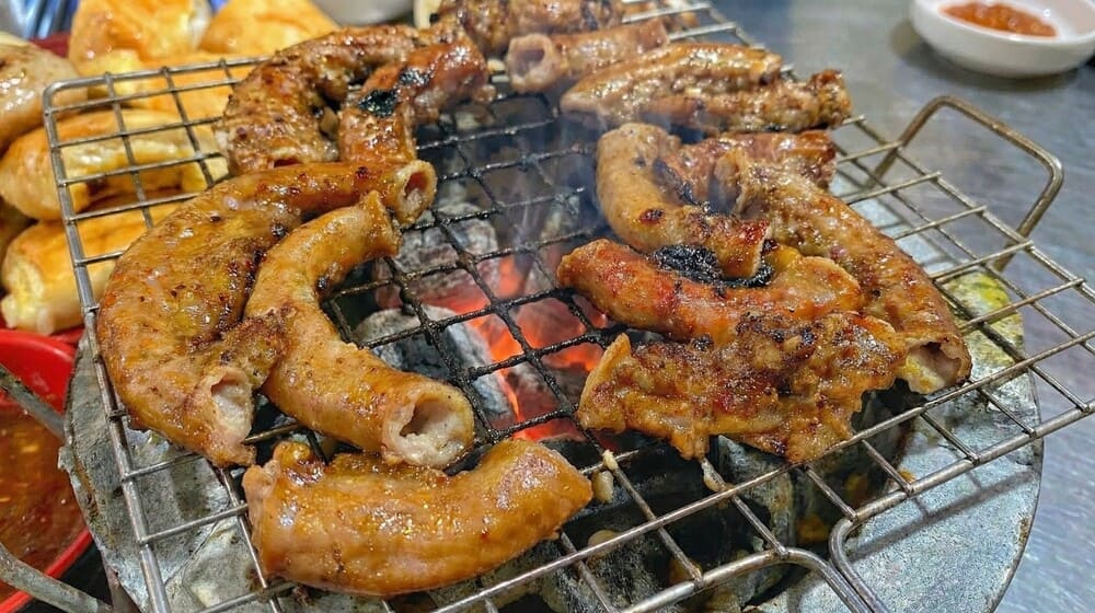The secret to marinating delicious young intestines when grilled with charcoal will bring an unforgettable rich flavor. Photo: Tuan Dat