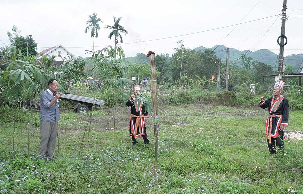 Các nghệ nhân thực hiện mở lối vào rừng. Ảnh: Đinh Hùng