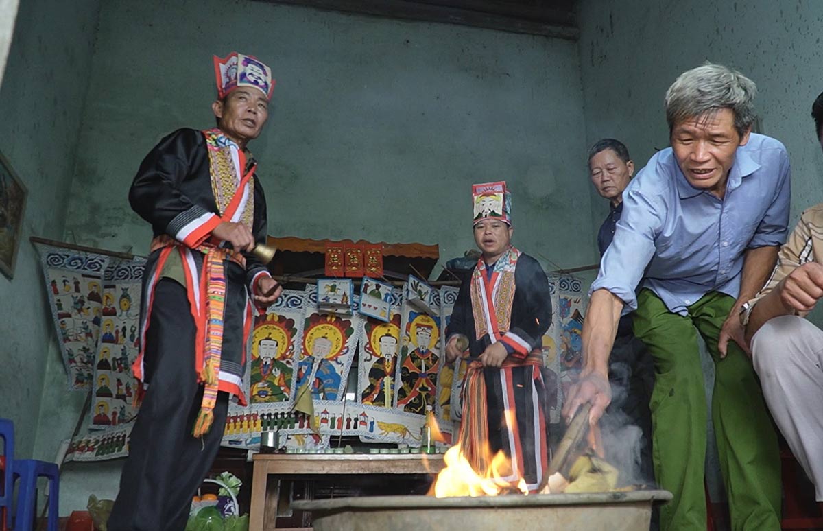 Artisans restore the forest opening ceremony. Photo: Dinh Hung