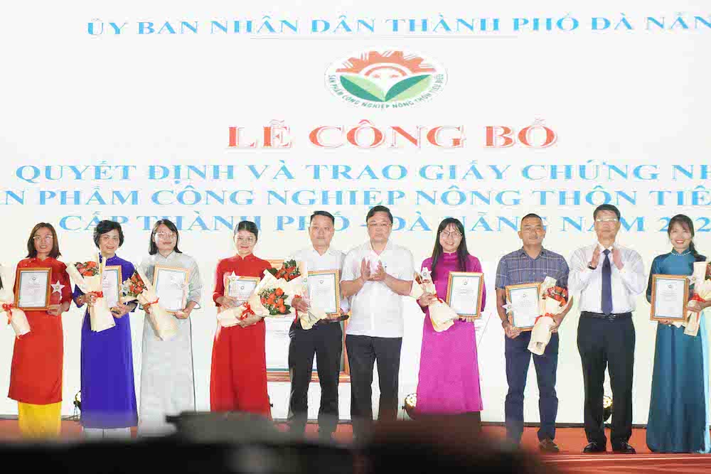 Lễ trao chứng nhận sản phẩm công nghiệp nông thôn tiêu biểu cấp thành phố năm 2025. Ảnh: Trần Thi