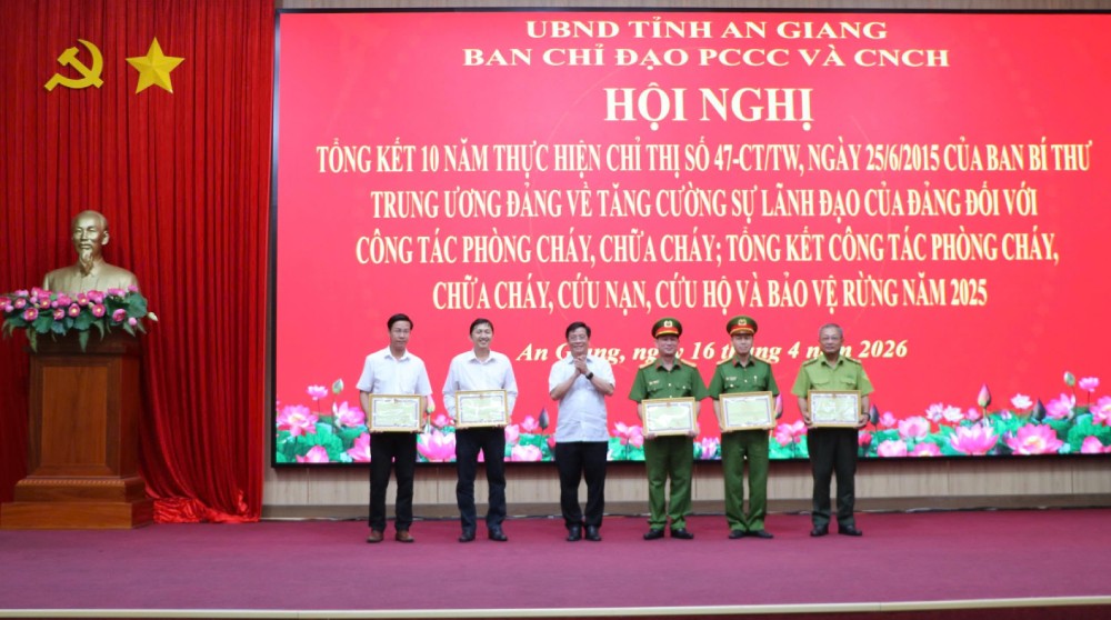 Tặng Bằng khen của Chủ tịch UBND tỉnh cho các tập thể, cá nhân có thành tích xuất sắc trong thực hiện Chỉ thị số 47 và công tác PCCC và CNCH, bảo vệ rừng năm 2025. Ảnh: Tiến Dũng