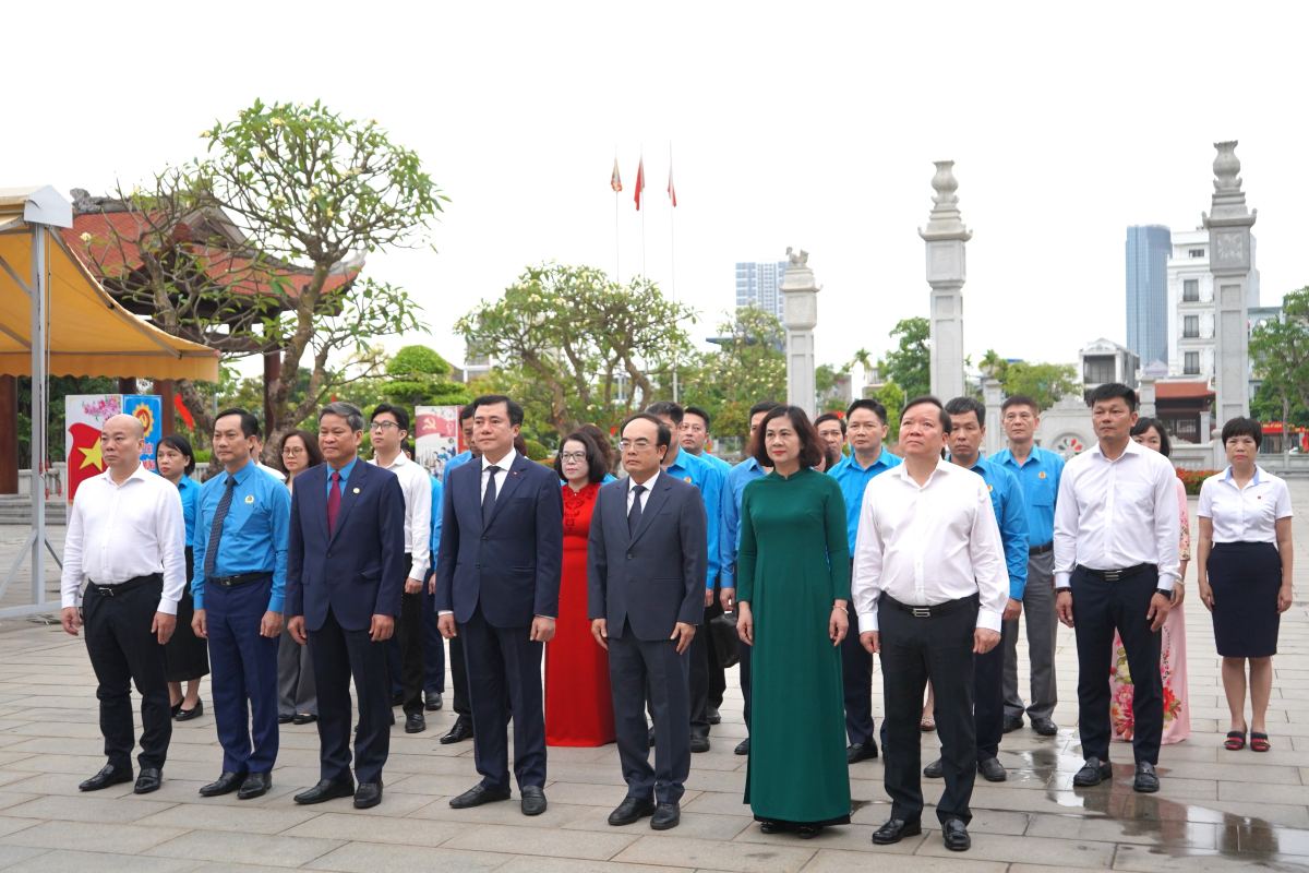 Đoàn đại biểu dâng hương tưởng niệm đồng chí Nguyễn Đức Cảnh trước thêm lễ phát động Tháng Công nhân 2026. Ảnh: Mai Dung