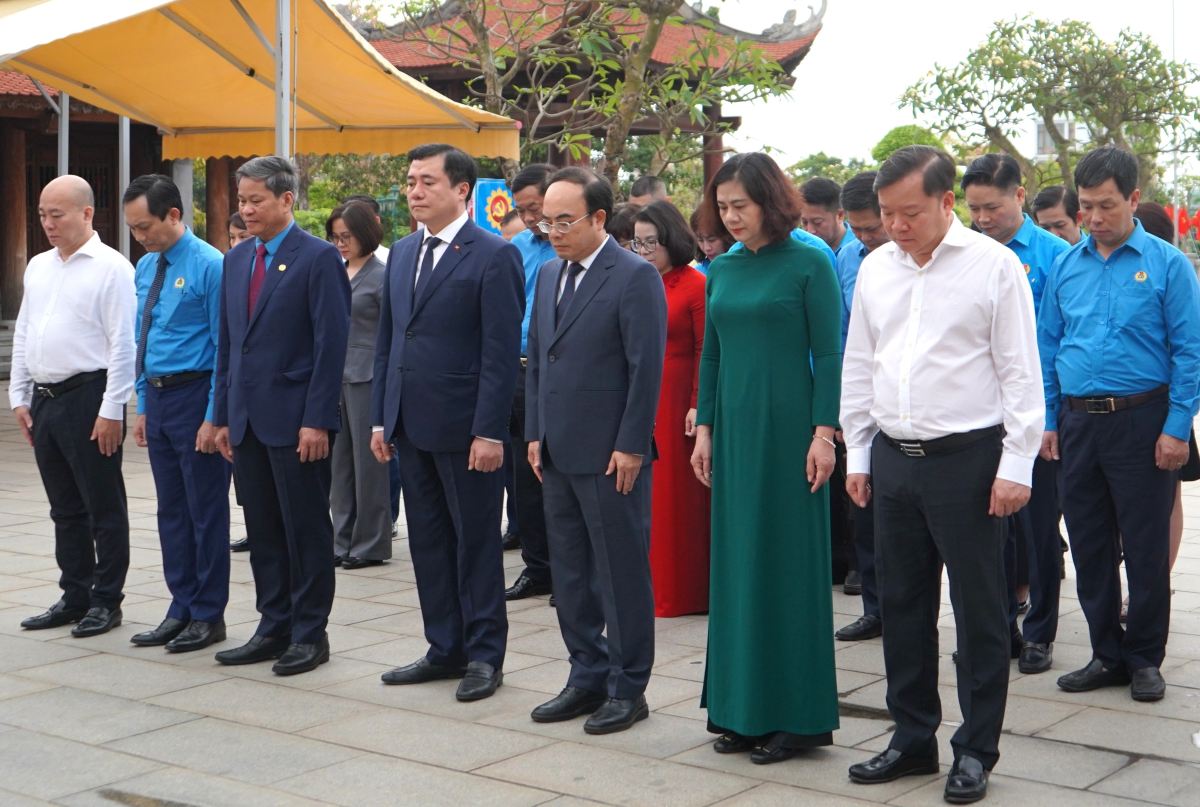 Representatives of the leaders of the Vietnam General Confederation of Labor and delegates observe a minute of silence in memory in front of the spirit of comrade Nguyen Duc Canh. Photo: Mai Dung