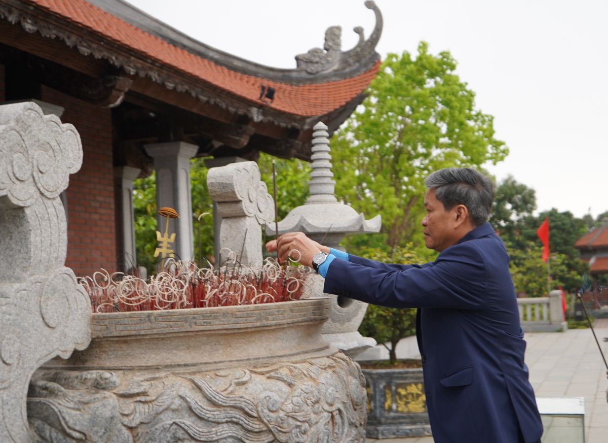 Phó Chủ tịch Tổng LĐLĐ Việt Nam Huỳnh Thanh Xuân dâng hương đồng chí Nguyễn Đức Cảnh. Ảnh: Mai Dung