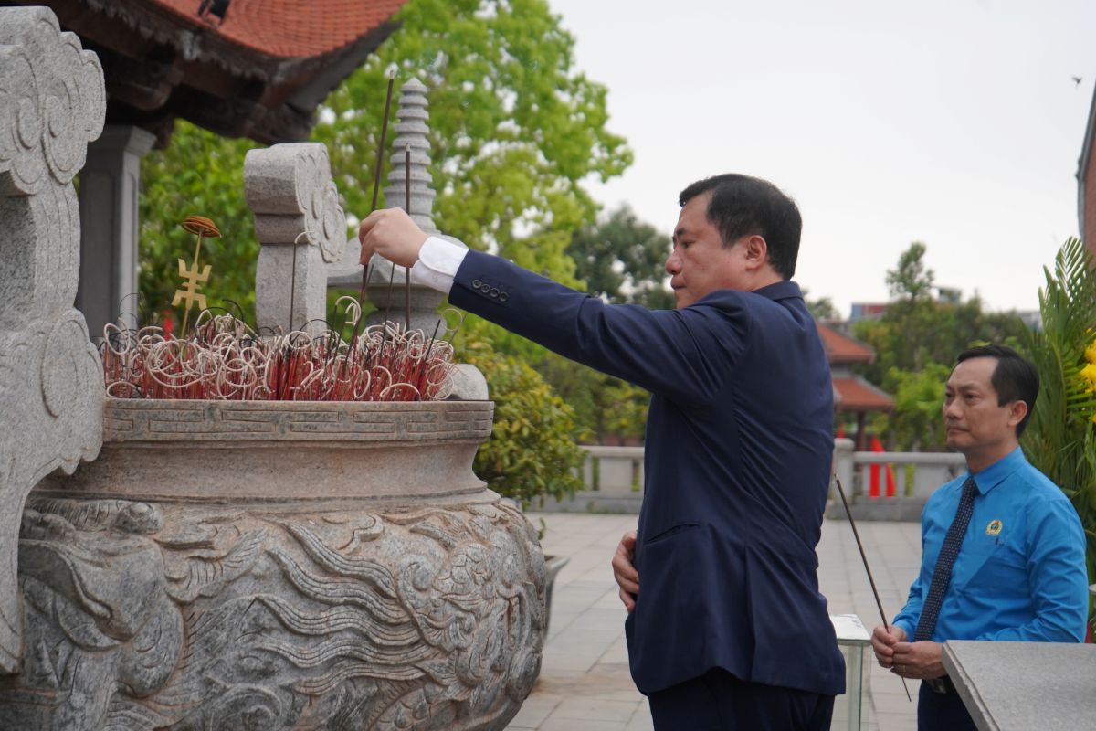 Lãnh đạo Bộ Công Thương cùng cán bộ, đoàn viên Công đoàn Công Thương Việt Nam dâng hương đồng chí Nguyễn Đức Cảnh. Ảnh: Mai Dung