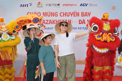 Du khách Nga được tặng quà, chào đón nồng nhiệt khi vừa đáp xuống sân bay Đà Nẵng. Ảnh: Trần Thi