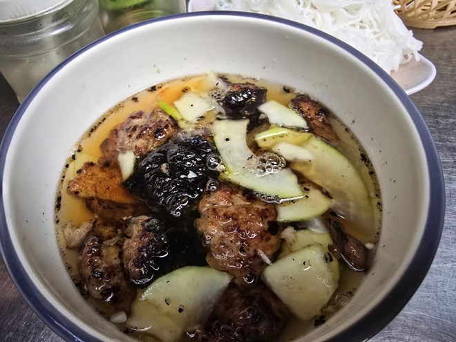 Quán bún chả, lẩu nướng ở Bạch Mai bị xử phạt vi phạm an toàn thực phẩm. Ảnh: Tuấn Đạt