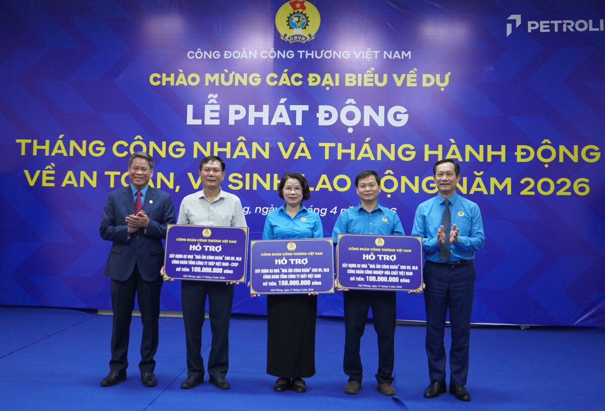 Đại diện lãnh đạo Tổng LĐLĐ Việt Nam và Bộ Công Thương trao kinh phí hỗ trợ nhà mái ấm công đoàn cho đoàn viên. Ảnh: Mai Dung