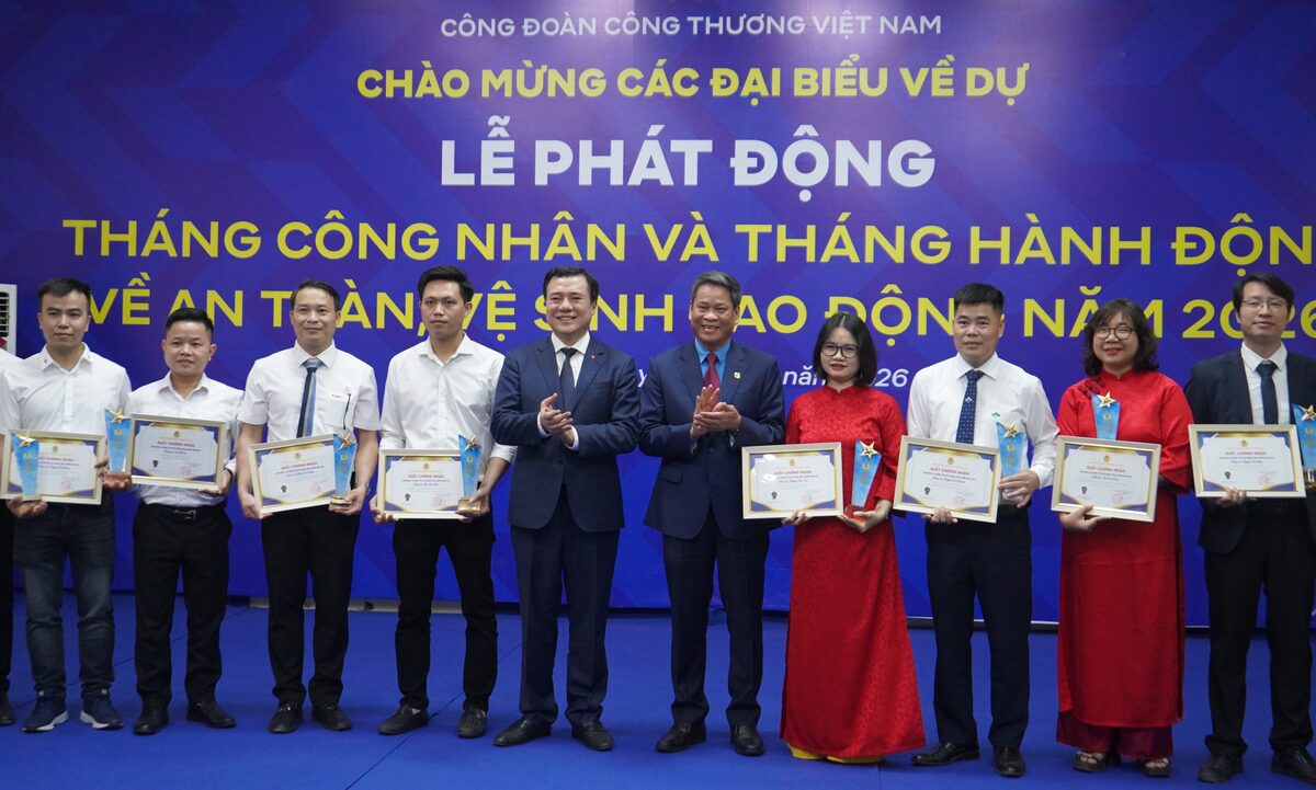 Phó Chủ tịch Tổng LĐLĐ Việt Nam Huỳnh Thanh Xuân trao khen thưởng 31 công nhân lao động tiêu biểu và 31 An toàn vệ sinh viên tiêu biểu. Ảnh: Mai Dung